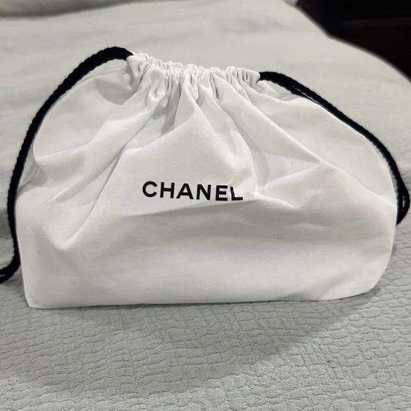 CHANEL White and Black Cosmetic Pouch - Picture 5 of 5